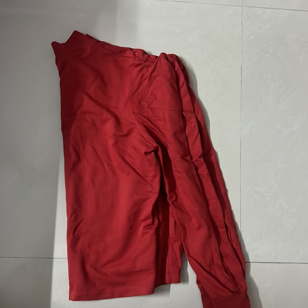 I am selling a top with full sleeves new with tag and is in red colour - Picture 3 of 3
